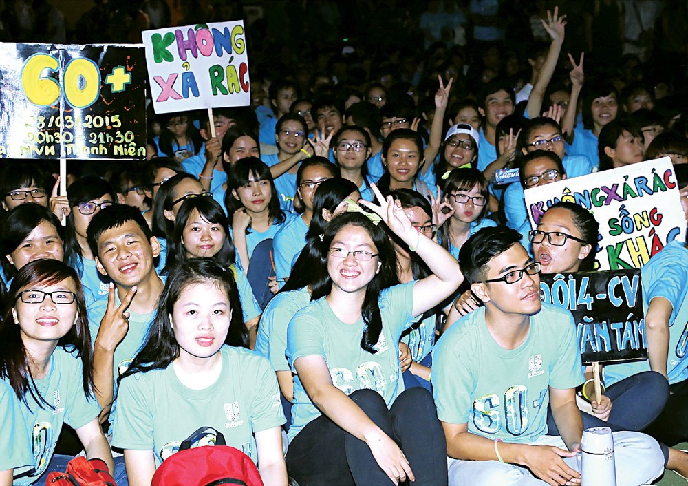 Activists advocate the Green Earth Hour campaign in HCMC on March 28 (Photo: SGGP) Activists advocate the Green Earth Hour campaign in HCMC on March 28 (Photo: SGGP)